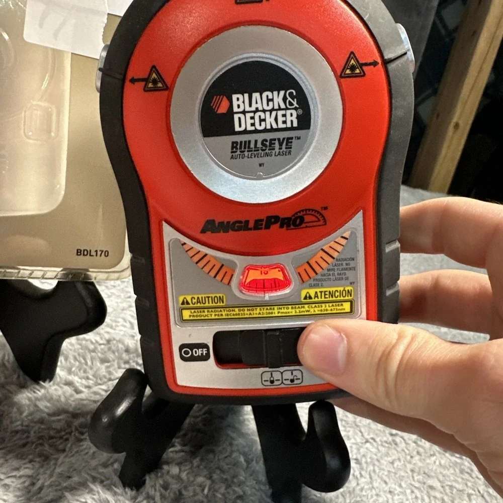 Black And Decker BullsEye BDL170 Self / Auto-Leveling Laser Line Level Tool